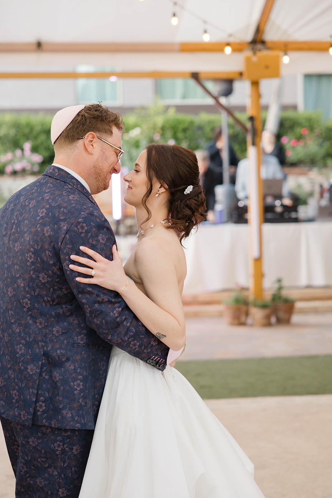 Sara looking at Jordan during their first dance